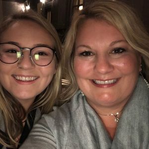 Meet your Poshers, Danielle and Taelin